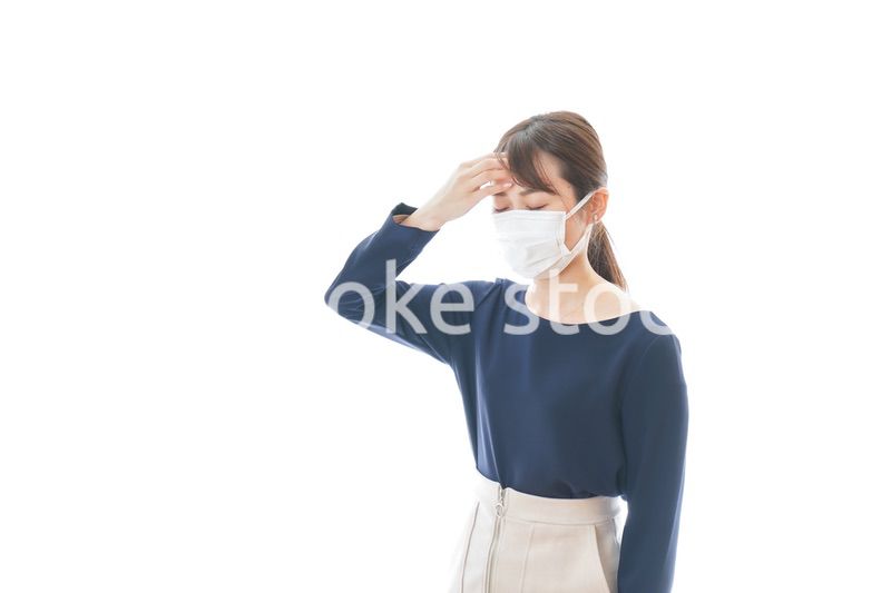 咳の症状がある若いビジネスウーマン