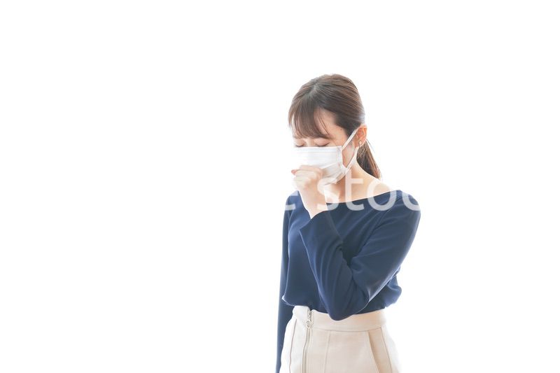 咳の症状がある若いビジネスウーマン