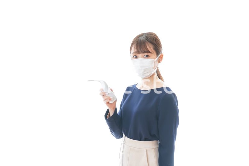 体温の測定をする若いビジネスウーマン