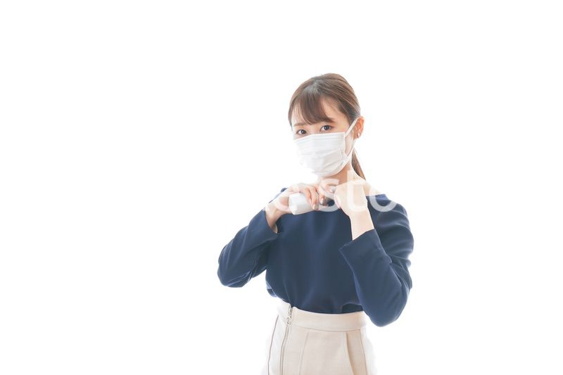 体温の測定をする若いビジネスウーマン