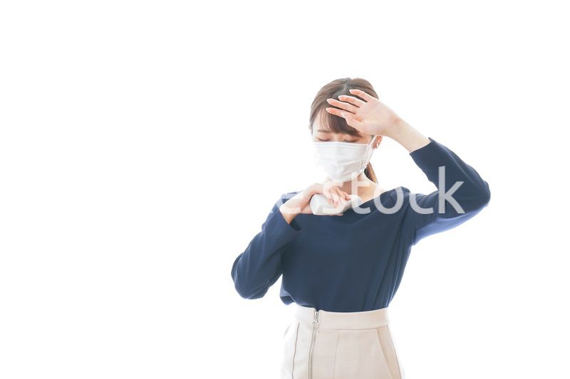 体温の測定をする若いビジネスウーマン