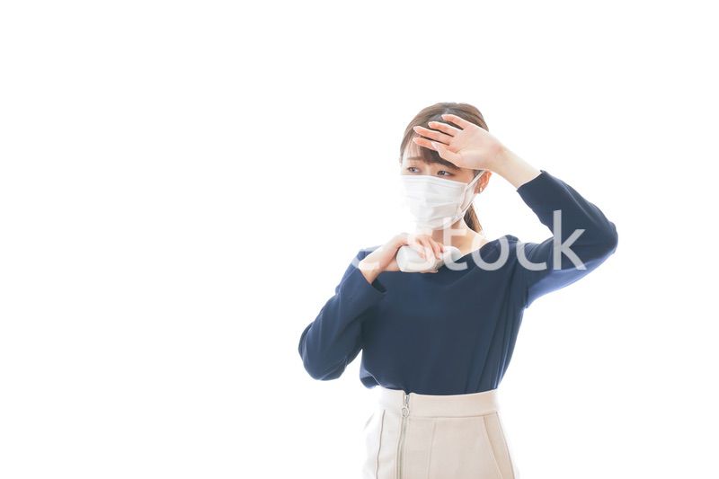 体温の測定をする若いビジネスウーマン