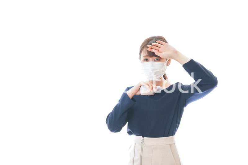 体温の測定をする若いビジネスウーマン