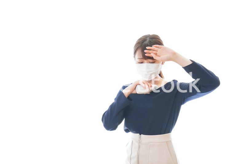 体温の測定をする若いビジネスウーマン