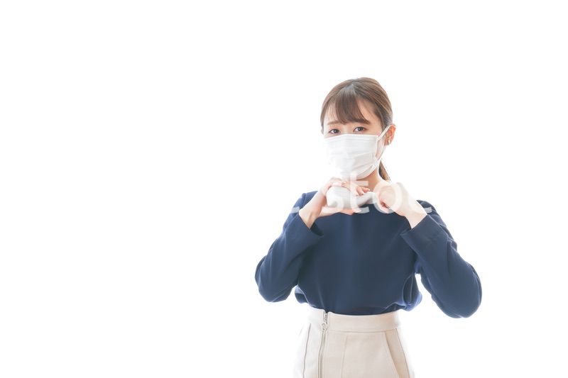 体温の測定をする若いビジネスウーマン