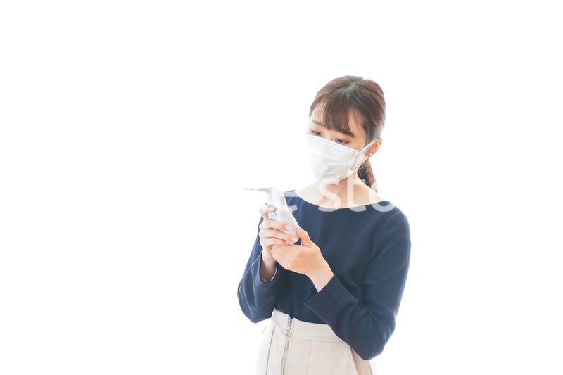 体温の測定をする若いビジネスウーマン