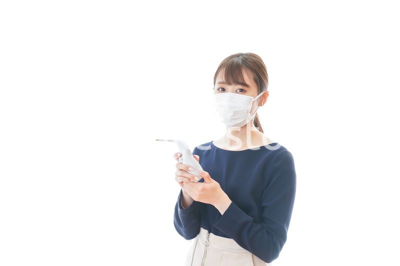 体温の測定をする若いビジネスウーマン