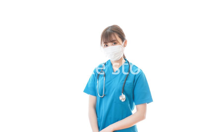 マスクを装着して診療をする若い女性医師