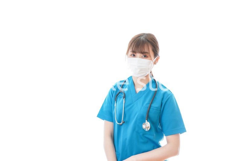 マスクを装着して診療をする若い女性医師