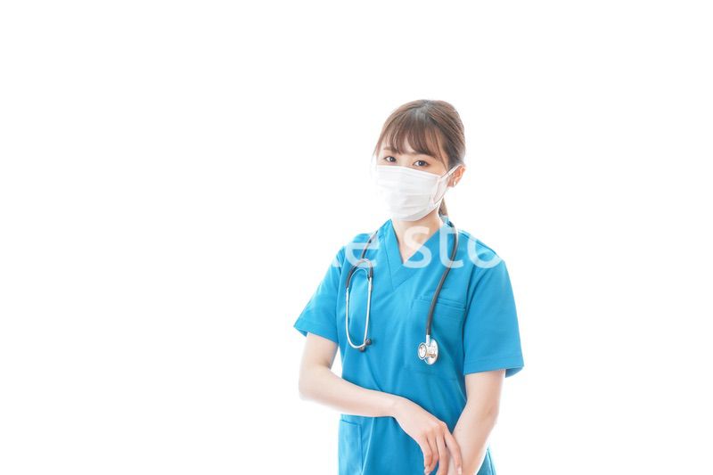 マスクを装着して診療をする若い女性医師