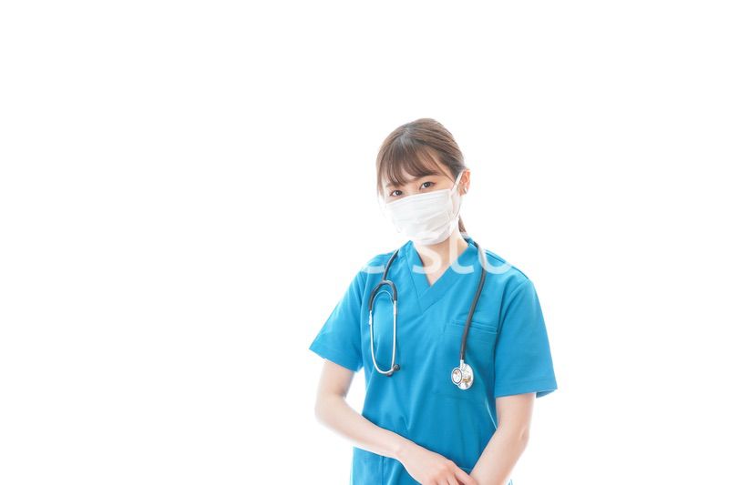 マスクを装着して診療をする若い女性医師