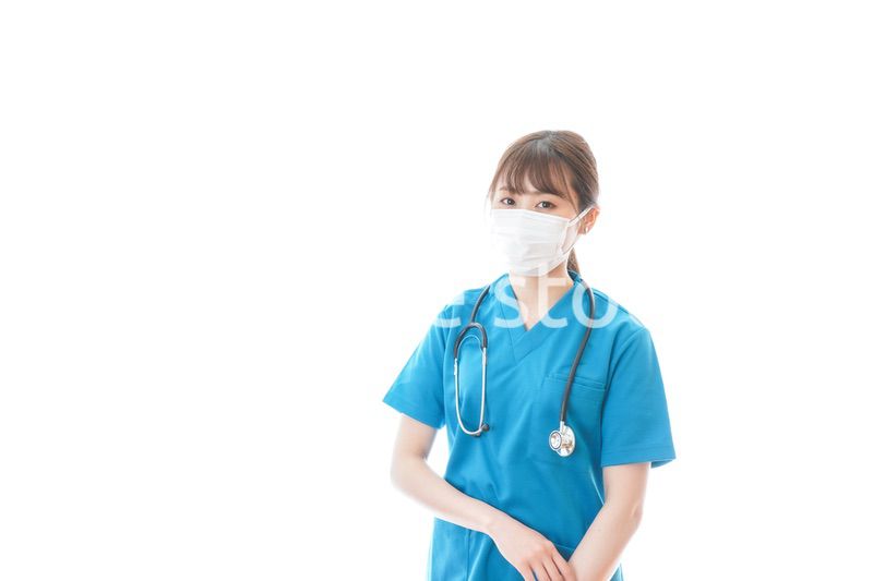 マスクを装着して診療をする若い女性医師