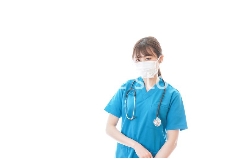 マスクを装着して診療をする若い女性医師
