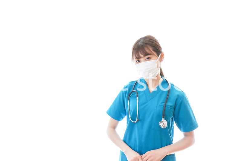 マスクを装着して診療をする若い女性医師