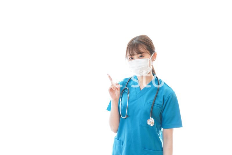 アドバイスをする若い女性医師