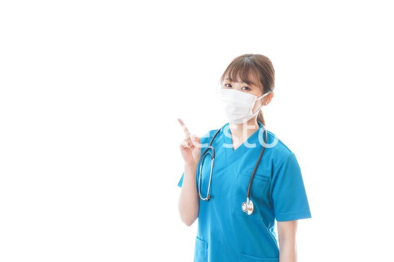 アドバイスをする若い女性医師