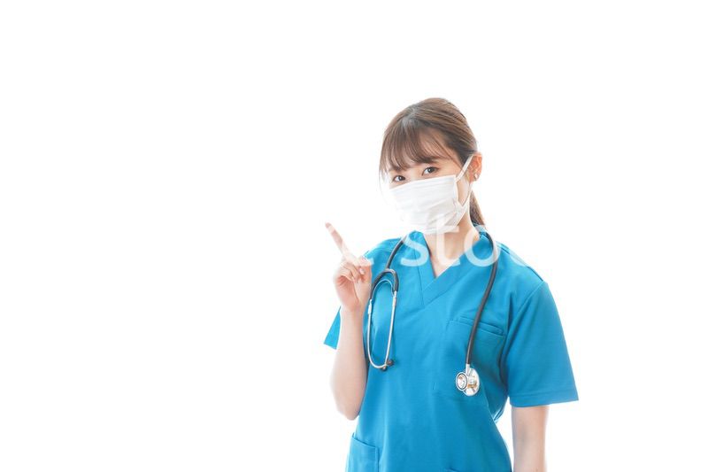 アドバイスをする若い女性医師