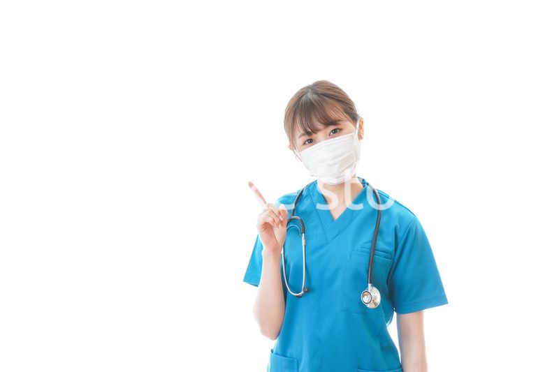 アドバイスをする若い女性医師