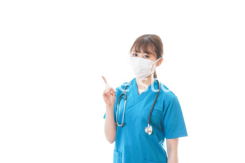 アドバイスをする若い女性医師