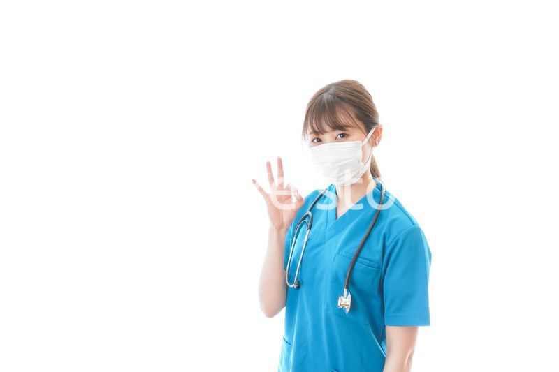 アドバイスをする若い女性医師