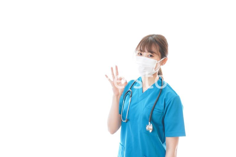 アドバイスをする若い女性医師