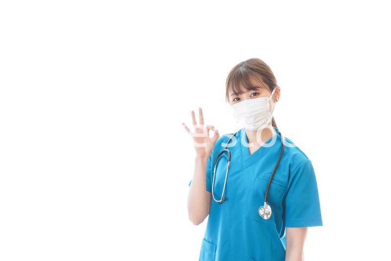 アドバイスをする若い女性医師