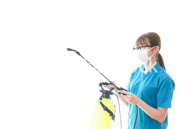 消毒液の噴霧をする医療従事者