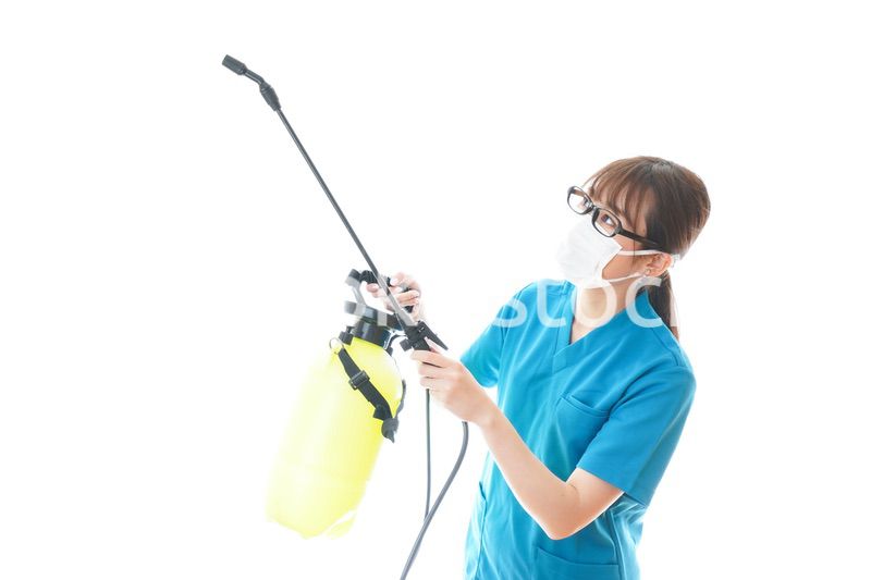 消毒液の噴霧をする医療従事者