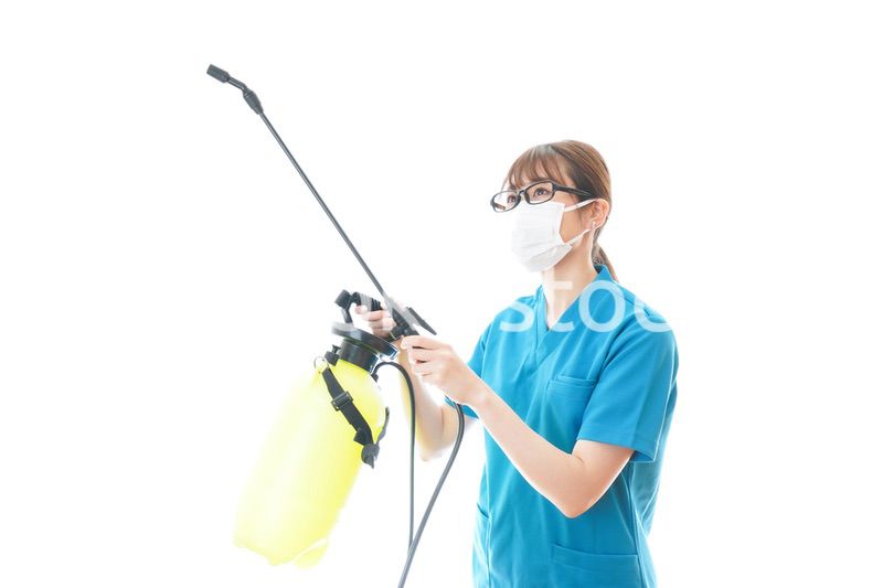 消毒液の噴霧をする医療従事者