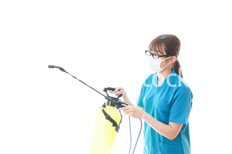 消毒液の噴霧をする医療従事者