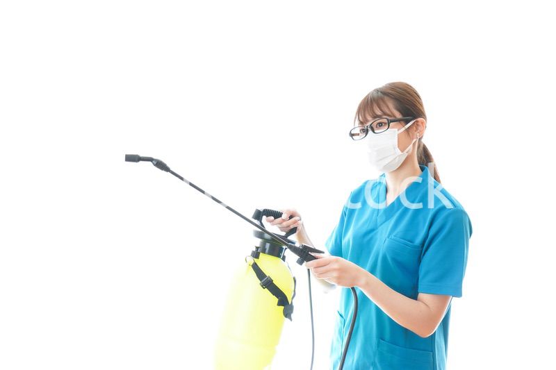 消毒液の噴霧をする医療従事者