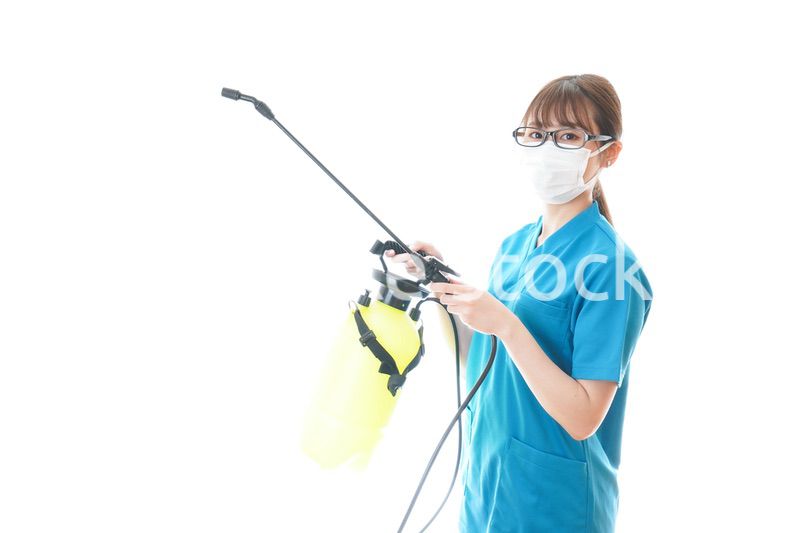 消毒液の噴霧をする医療従事者