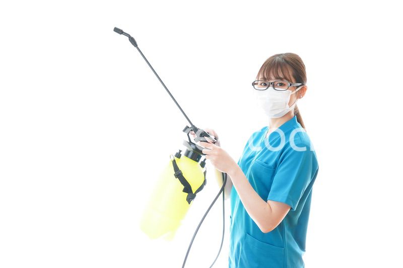 消毒液の噴霧をする医療従事者