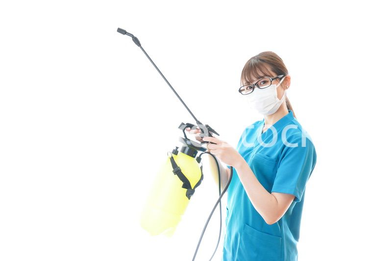消毒液の噴霧をする医療従事者