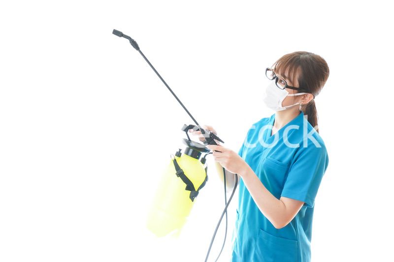 消毒液の噴霧をする医療従事者
