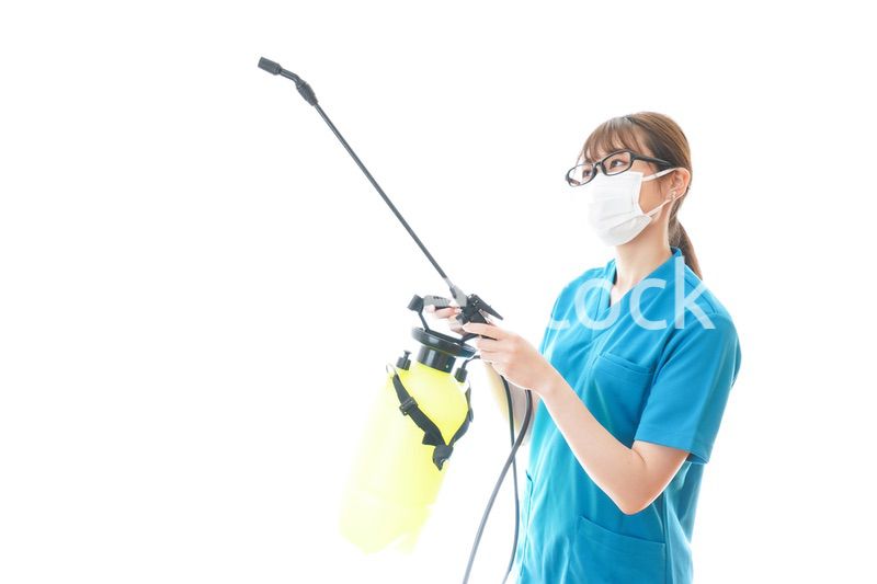 消毒液の噴霧をする医療従事者