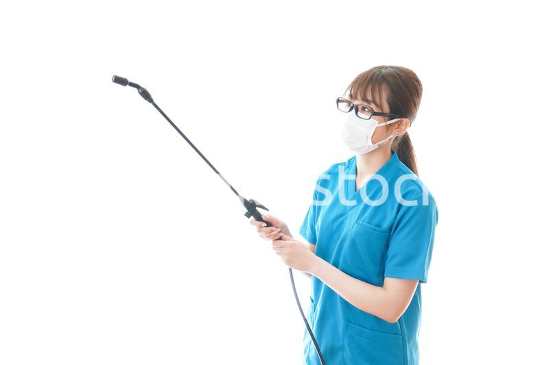消毒液の噴霧をする医療従事者
