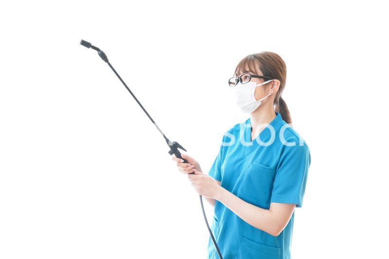 消毒液の噴霧をする医療従事者