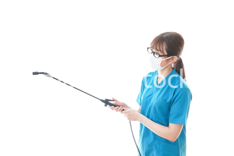 消毒液の噴霧をする医療従事者