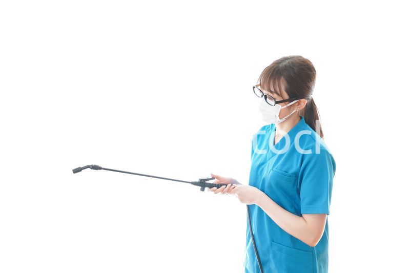 消毒液の噴霧をする医療従事者