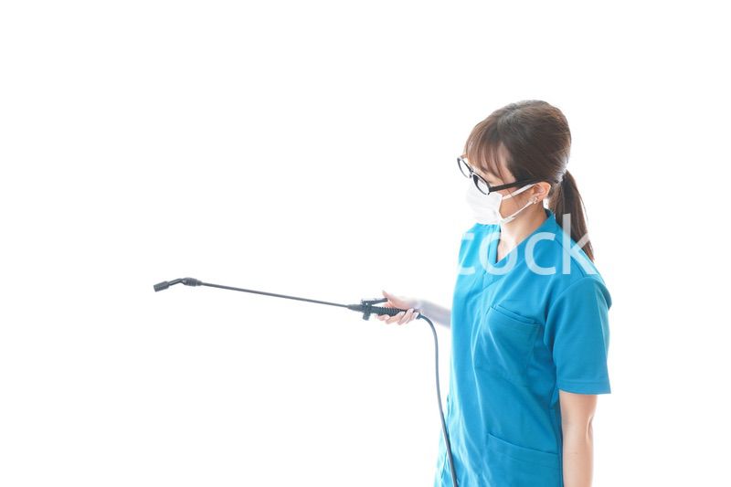 消毒液の噴霧をする医療従事者