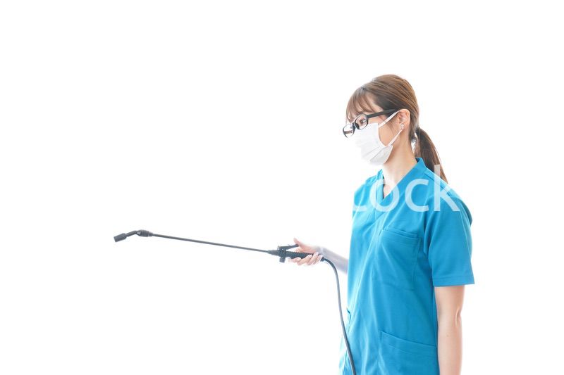 消毒液の噴霧をする医療従事者