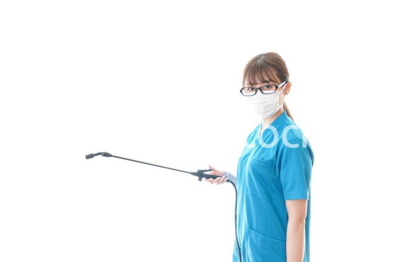 消毒液の噴霧をする医療従事者