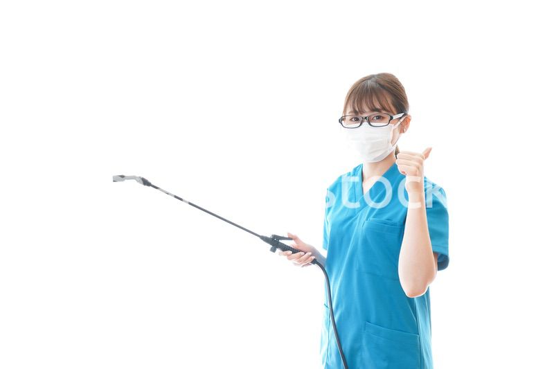 消毒液を持ちアドバイスをする医療従事者