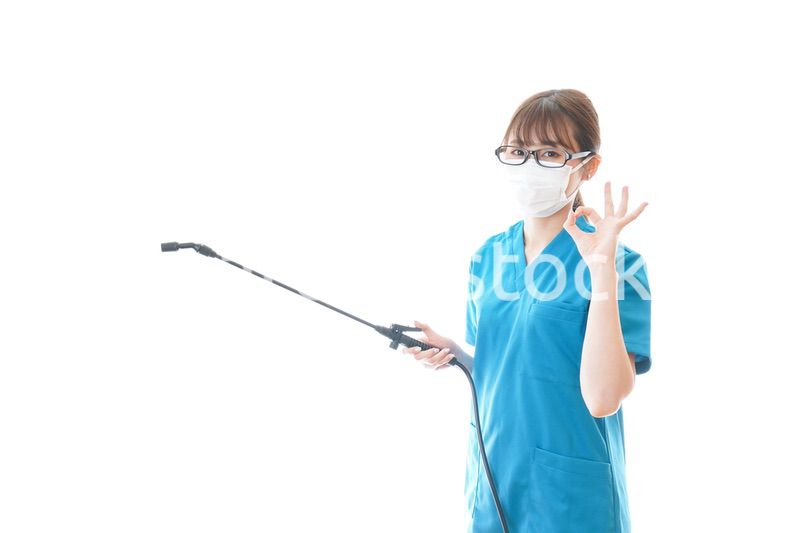 消毒液を持ちアドバイスをする医療従事者