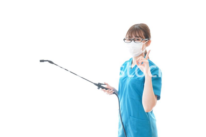 消毒液を持ちアドバイスをする医療従事者