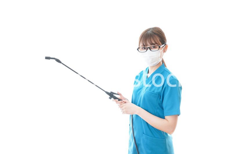 施設の消毒作業をする女性