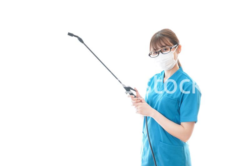 施設の消毒作業をする女性