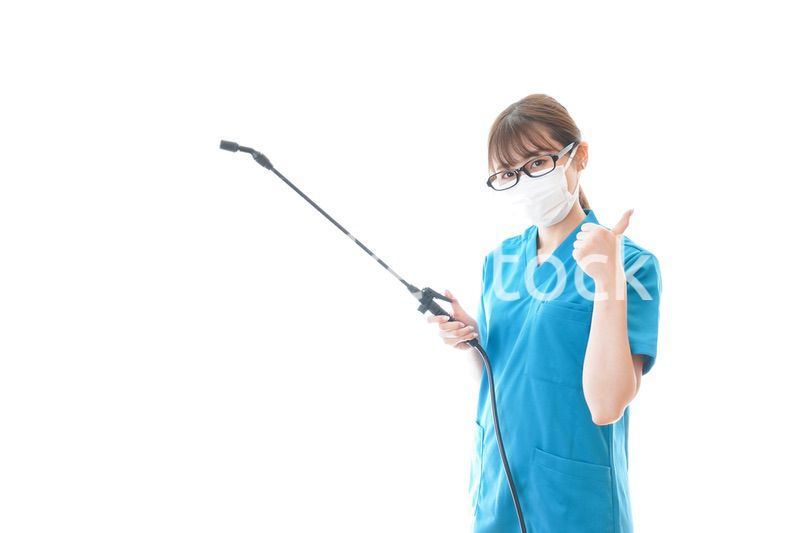 消毒液を持ちアドバイスをする医療従事者