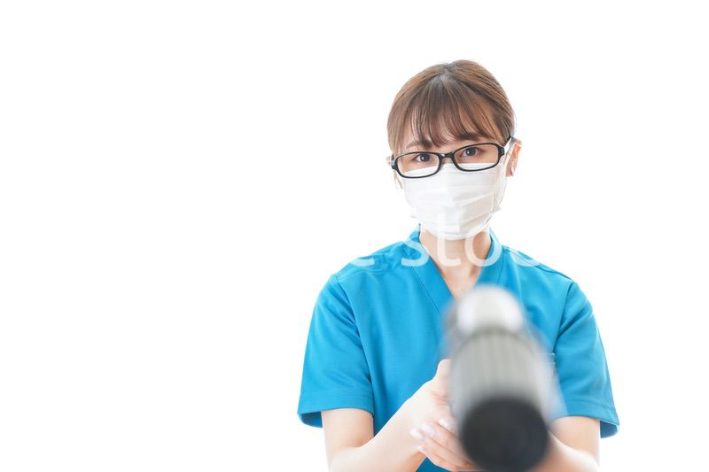 施設の消毒作業をする女性